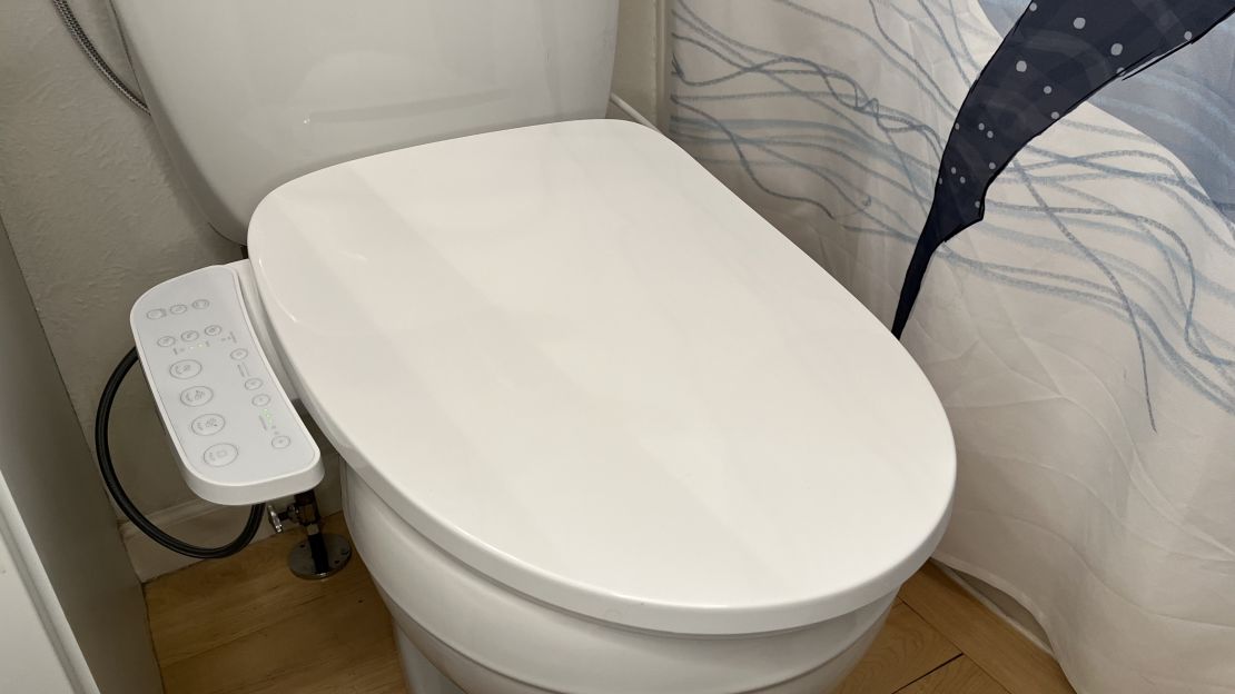Tushy Cloud installed on a toilet with lid closed