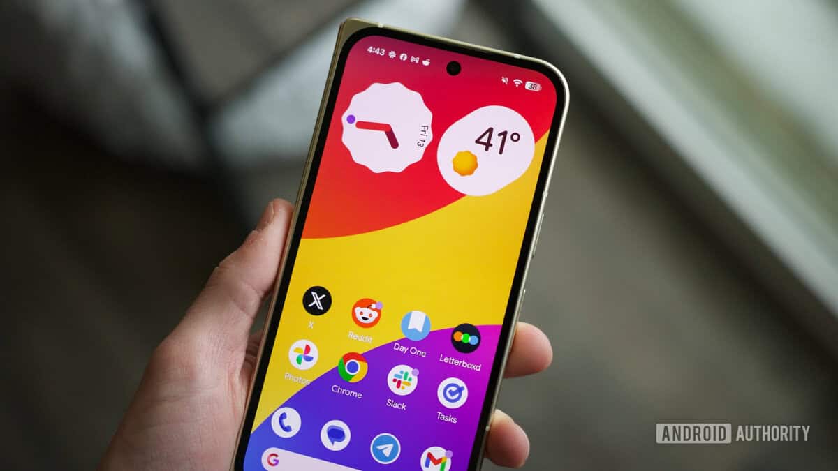 Pixel running android 17 Beta 1, showing a home screen without At a Glance.