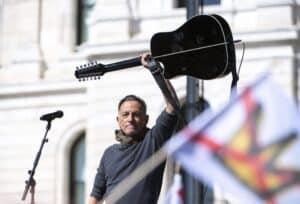 Bruce Springsteen Honours ICE Victims at No Kings Rally – Celebrity & Entertainment News