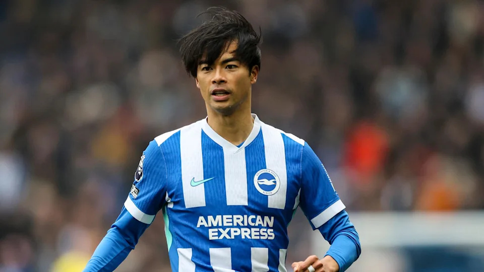 Kaoru Mitoma playing for Brighton