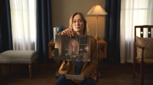 SHELBY OAKS, Camille Sullivan, holding a picture of Sarah Durn, 2024. © Neon / Courtesy Everett Collection