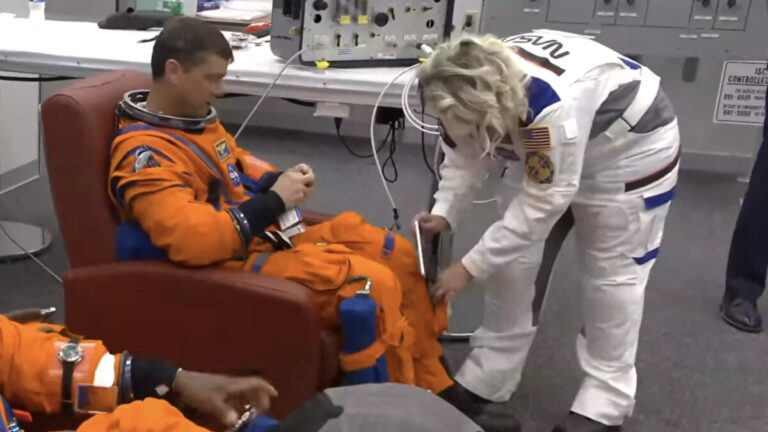 I Regret to Inform You That the Artemis II Astronauts Are Having Lots of Screen Time – Latest Technology News & Trends