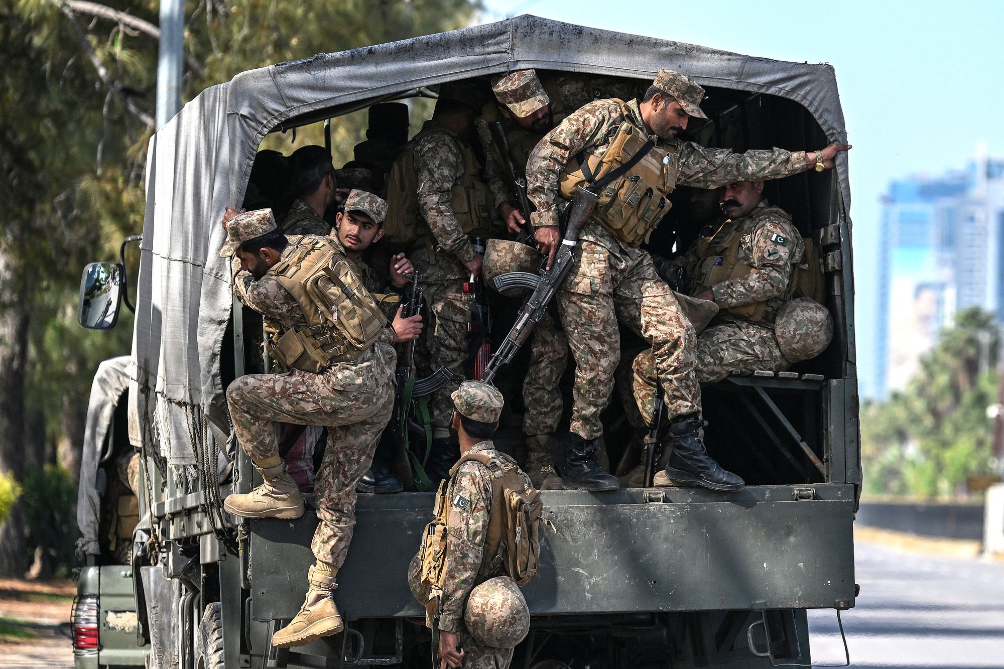 Pakistani army soldiers arrive for deployment at the Red Zone area ahead of talks in Islamabad, 10 April