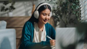 47% of college students have seriously considered changing majors due to AI: Survey – Business News, Markets & Economy