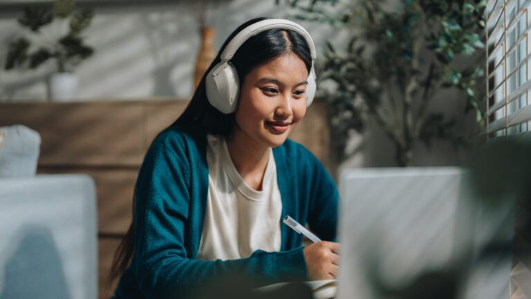 47% of college students have seriously considered changing majors due to AI: Survey – Business News, Markets & Economy