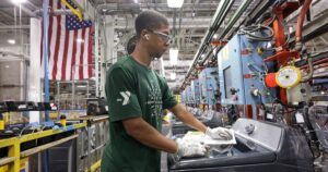 Americans are getting smaller pay raises as inflation ticks up-Breaking News, Latest Updates