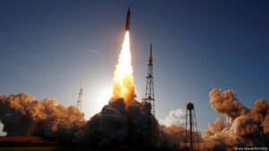 Artemis II lifts off, carrying humans back toward the moon-Breaking News, Latest Updates