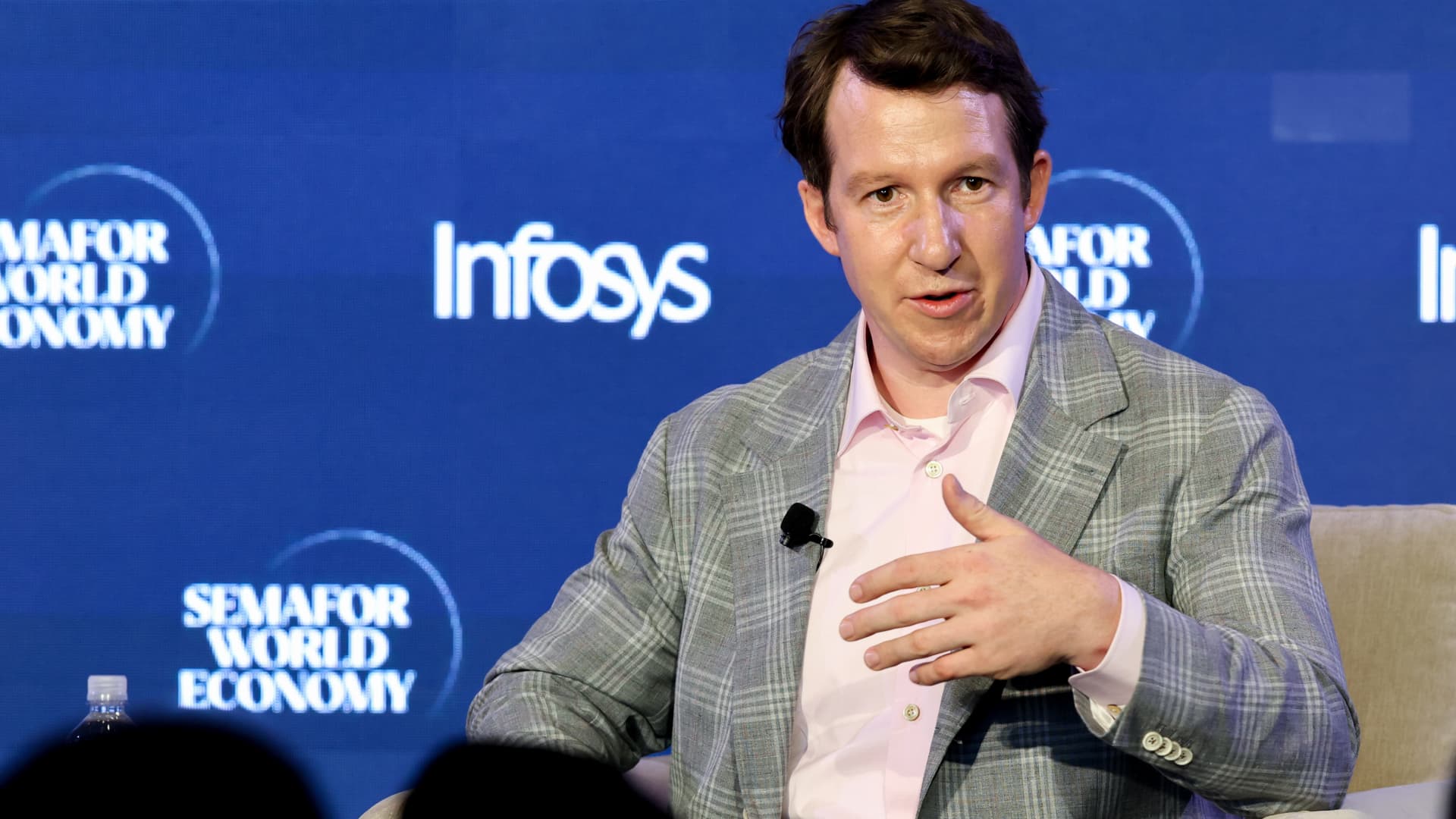 CEOs are betting AI will augment work rather than displace all workers-Breaking News, Latest Updates