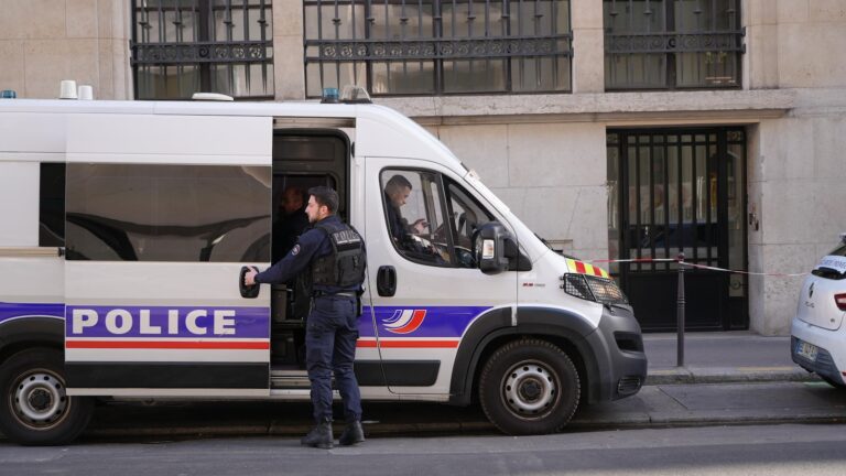 French prosecutors seek detention for 4 suspects in foiled Paris bomb plot-Breaking News, Latest Updates