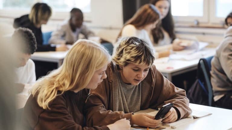 It’s time to ban smartphones in schools — RT World News-Breaking News, Latest Updates