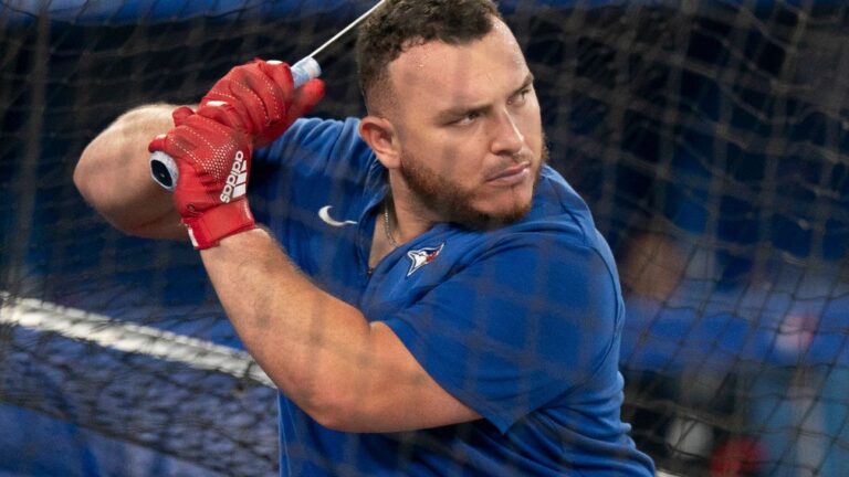 Jays place catcher Kirk on IL with thumb dislocation and fracture | Latest Sports News