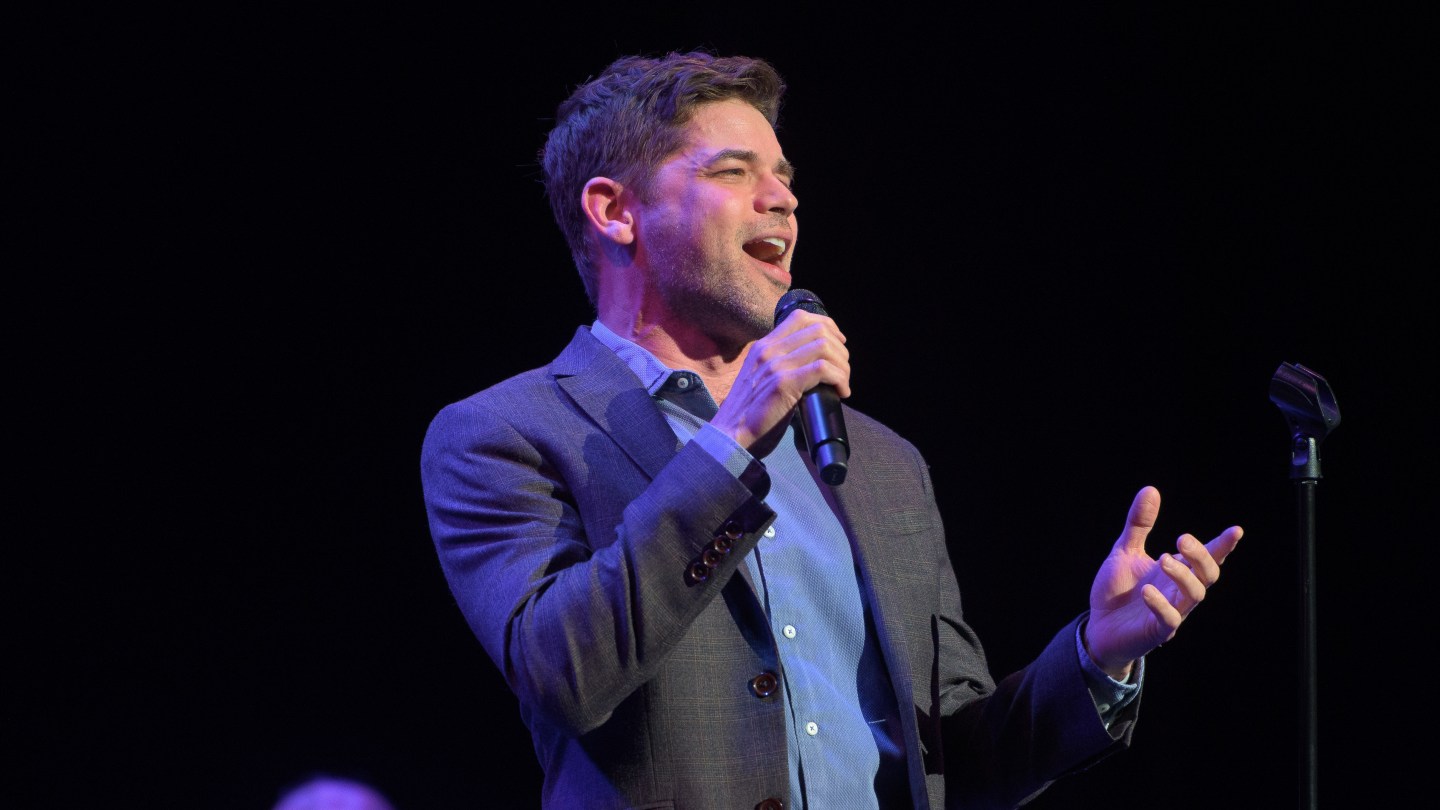 Jeremy Jordan Show in Los Angeles Has ‘Newsies’ Recap, ‘Gatsby’ Song – Celebrity & Entertainment News