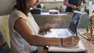 More women now make as much as their husbands, but still do more at home-Breaking News, Latest Updates