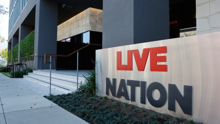 Senators Ask Judge to Examine Surprise Deal – Celebrity & Entertainment News