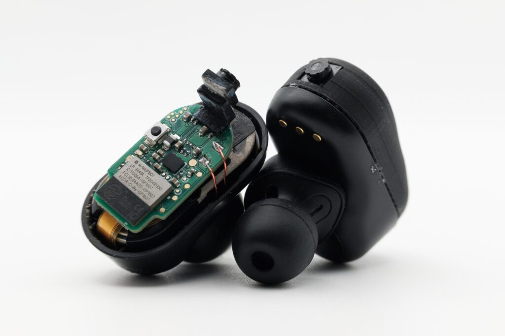 VueBuds Earbuds with AI and Tiny Cameras